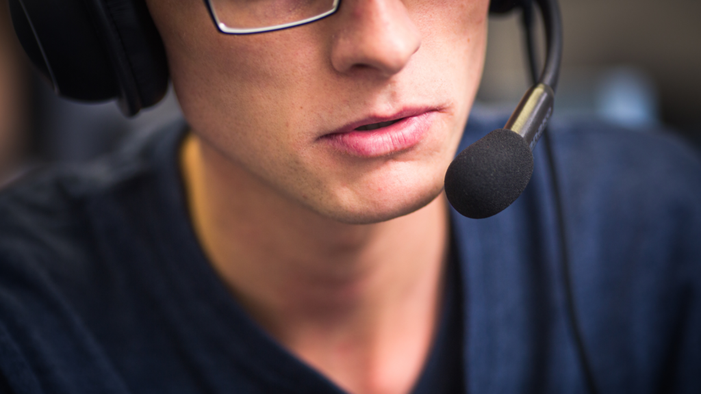homme qui parle dans un micro casque
