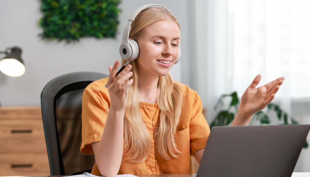 femme en communication sur son ordinateur