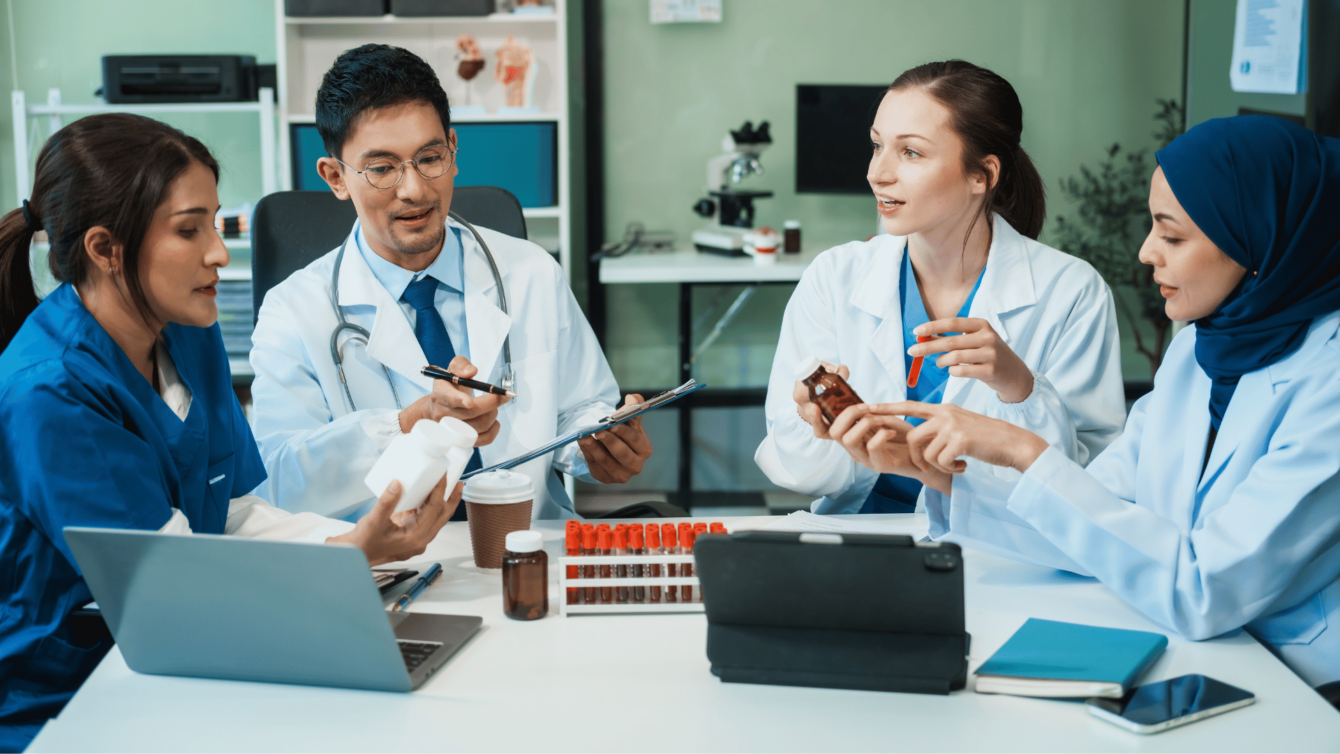 Équipe de soignant travaillant tout en bénéficiant d'une traduction médicale