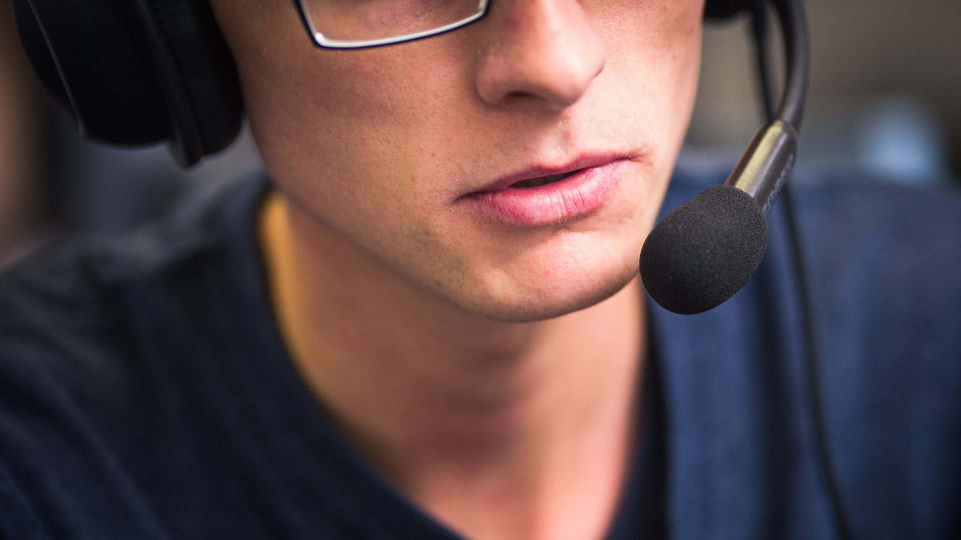 homme qui parle dans un casque micro