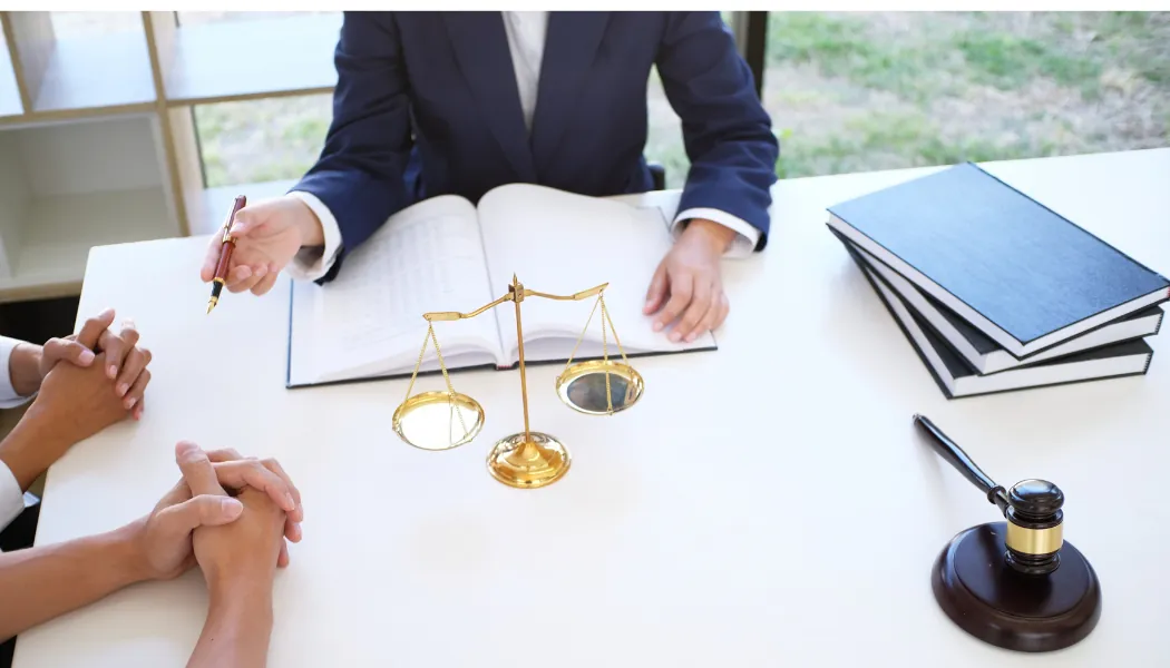 Personnes qui discutent avec des symboles de la justice sur la table