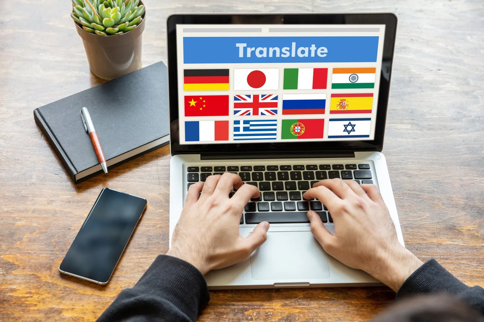 Personne qui utilise un outil de traduction sur son ordinateur portable