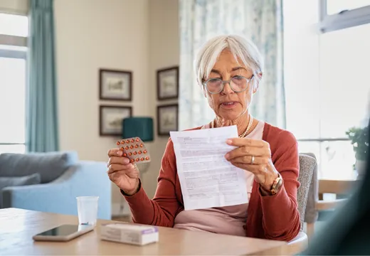 Femme qui lit la notice de son médicament