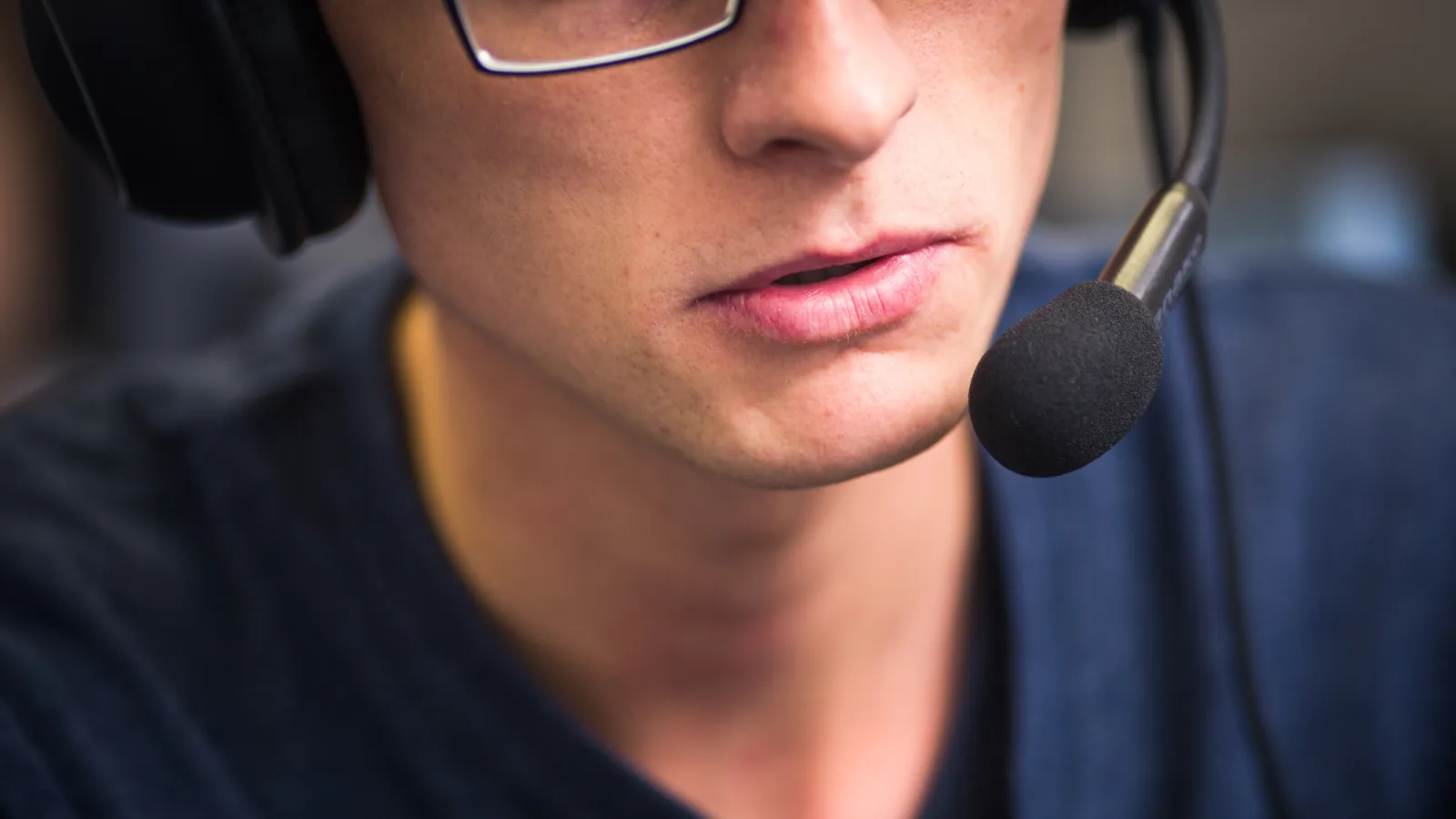 Homme qui parle dans un micro-casque