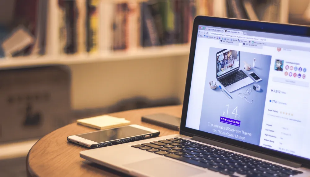 Ordinateur portable affichant un site web