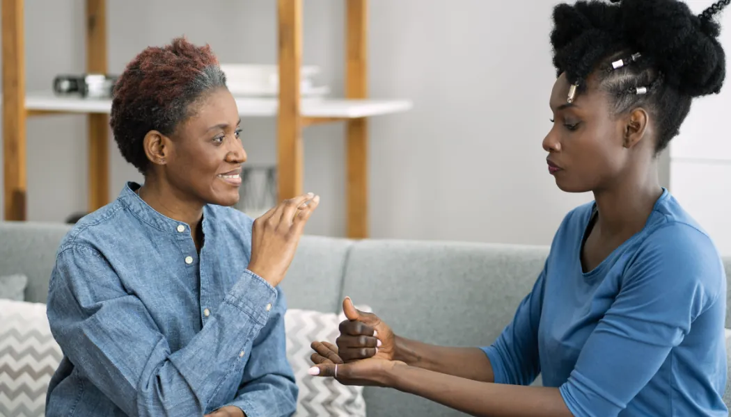 Deux femmes qui échangent en langue des signes