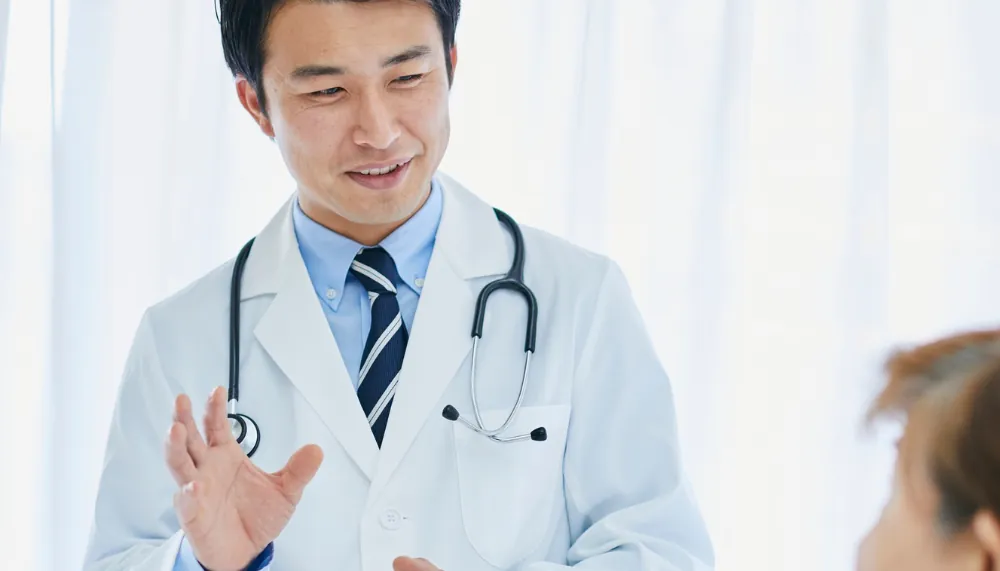 Médecin en consultation avec une patiente