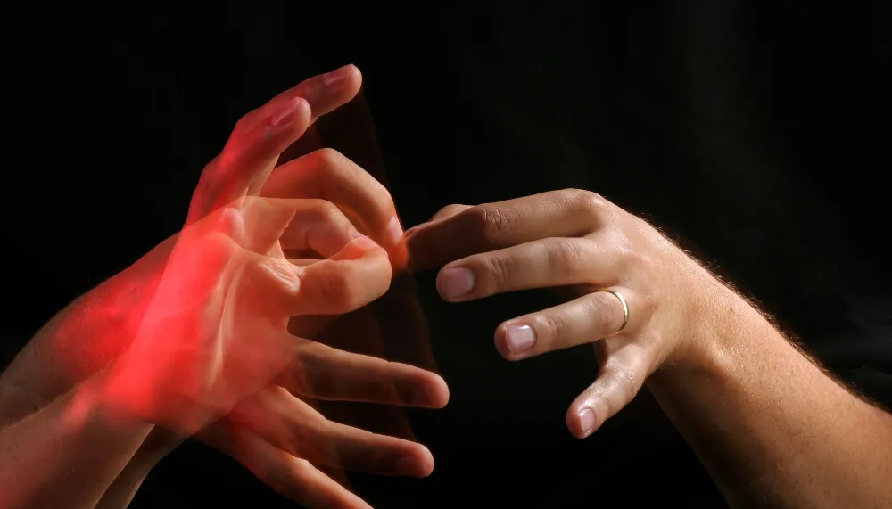 Mains qui s'expriment en langue des signes