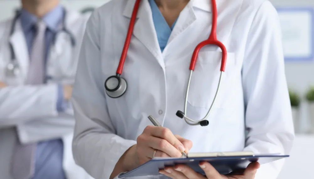 Médecin qui remplit un document médical
