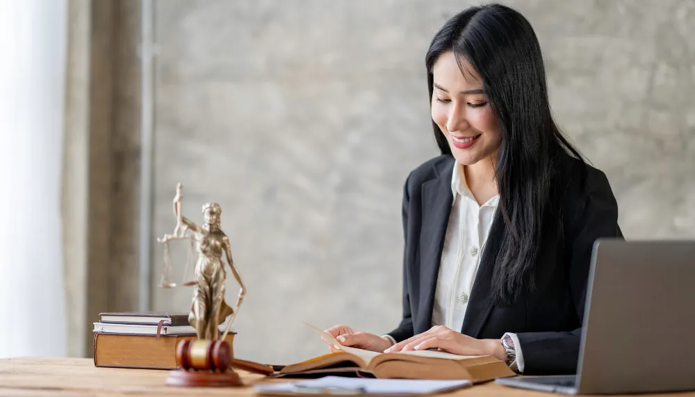 Jeune femme qui travaille sur une traduction juridique