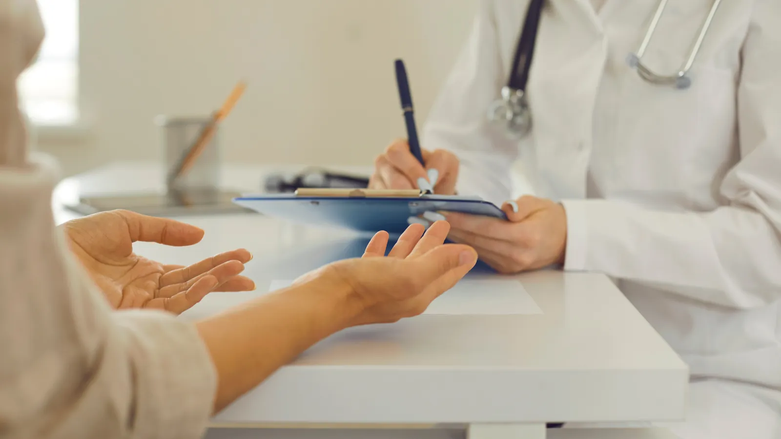 Médecin qui remplit un document avec un patient