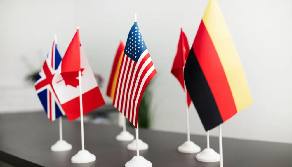 Drapeaux de plusieurs pays sur une table