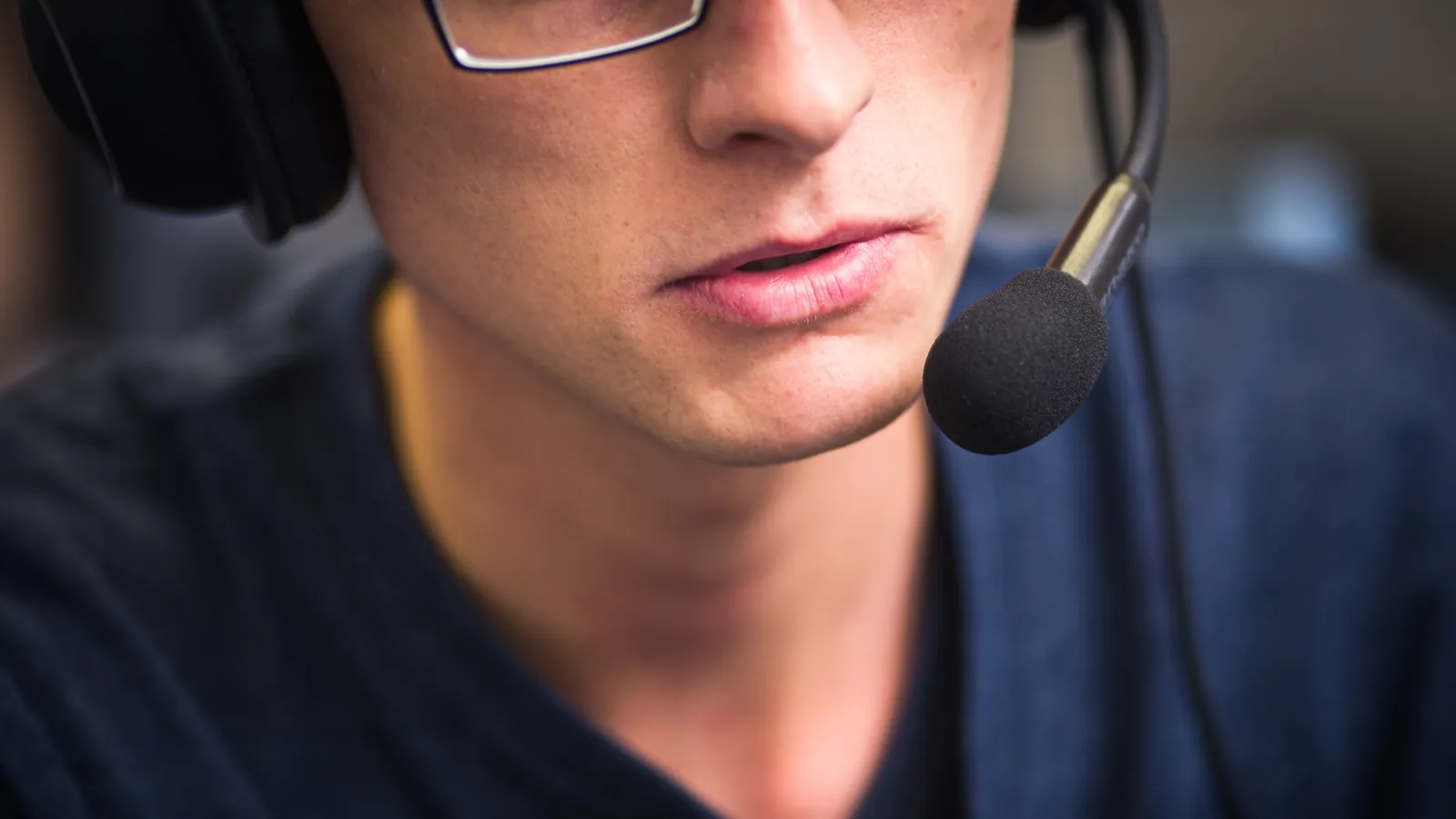 Homme qui parle dans un micro-casque