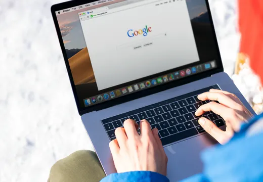 Personne qui fait une recherche Google sur un ordinateur portable