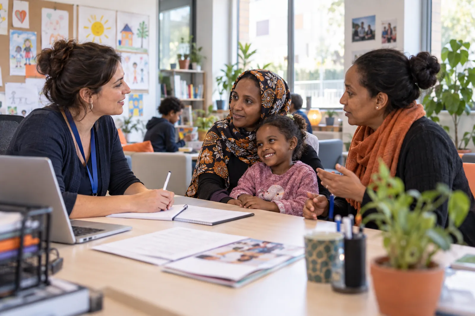 Travailleuse sociale et interprète avec une mère et sa fille dans une structure d'accueil